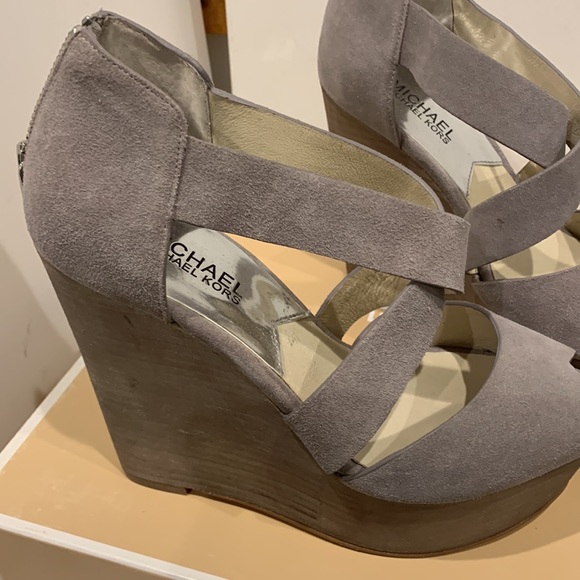 Michael Kors Soft Gray Suede Harley Platform Wedge Heel Strappy Sandal Zipper - Picture 3 of 16